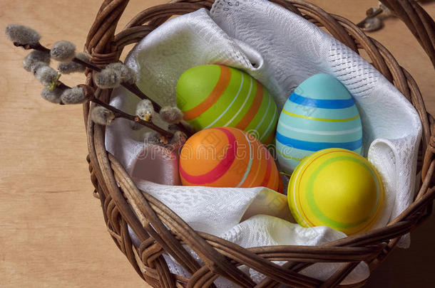 柳条篮子里的复活节鸡蛋和柳絮