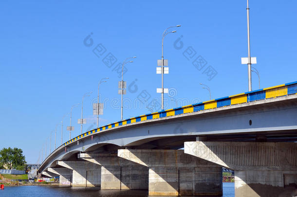 横跨基辅第聂伯河的桥。