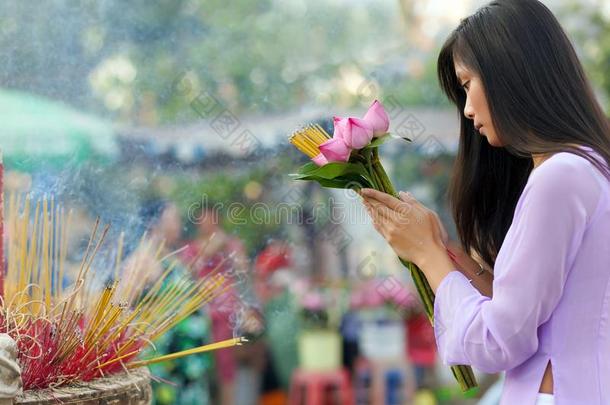 可爱的越南女孩祈祷