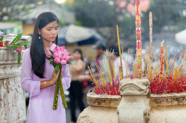 优雅的越南女孩祈祷