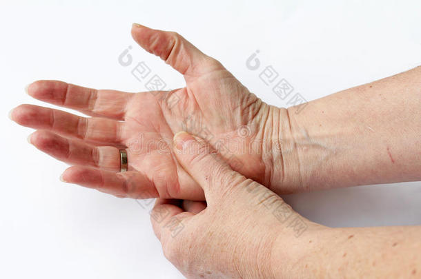 老妇人手中有疼痛