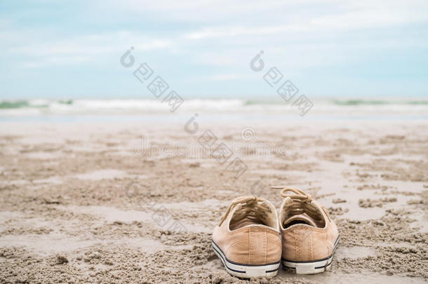 沙滩上的帆布鞋