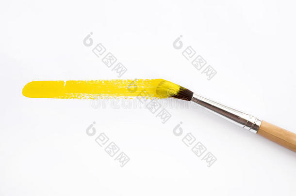 艺术家黄色画笔和油漆划痕。