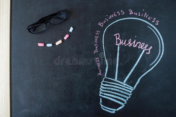 概念-商业灯泡用粉笔画在黑板上