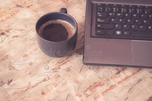 <strong>电脑</strong>和一杯咖啡