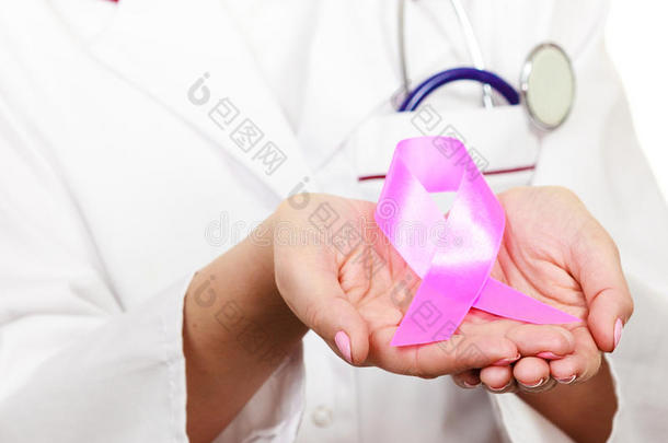 医生展示粉红色癌症意识丝带