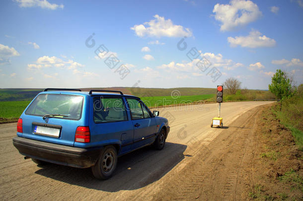 正在修理的道路上的汽车