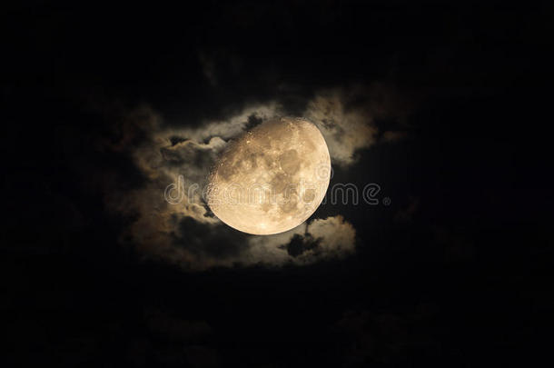 夜色中，月光被丝般的云彩所环绕