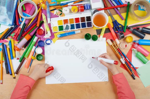 儿童绘制顶部视图。 艺术品工作场所与创意配件。 平面绘画艺术工具。