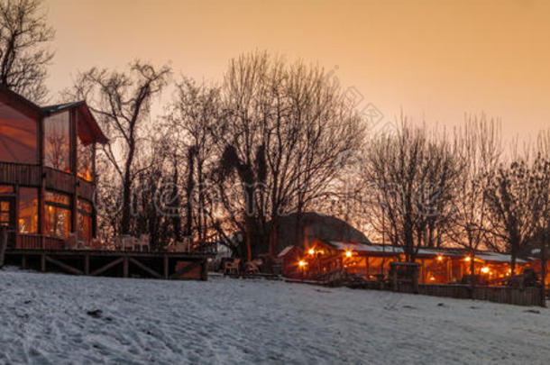 美丽的冬天小屋在安静的雪夜