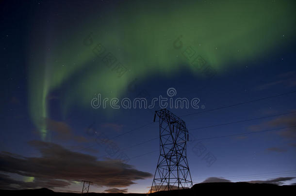 绿色的北极光在蓝色的夜空星星，北极光在冰岛