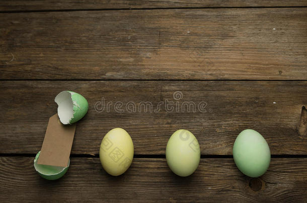 复活节鸡蛋排成一排，贴上标签