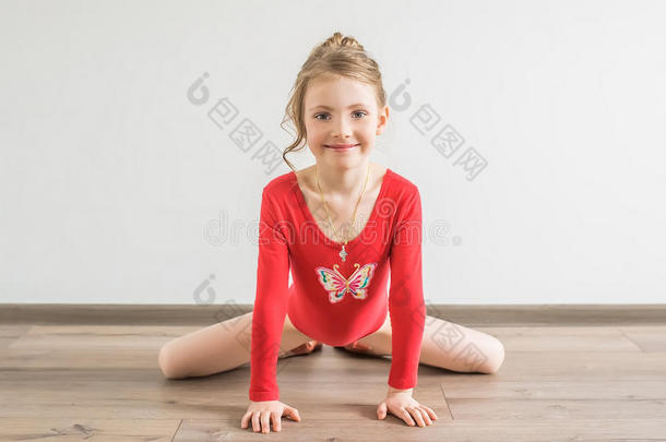 灵活的小女孩穿着红色紧身衣做体操