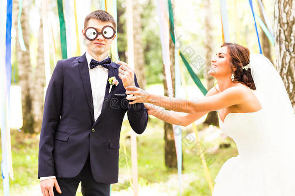 四月愚人节。 新婚夫妇带着面具玩得开心。
