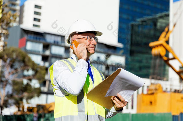 建筑工地的工程师建设者