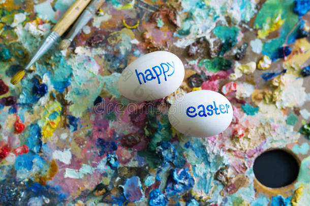 复活节神圣的日子里鸡蛋的着色。