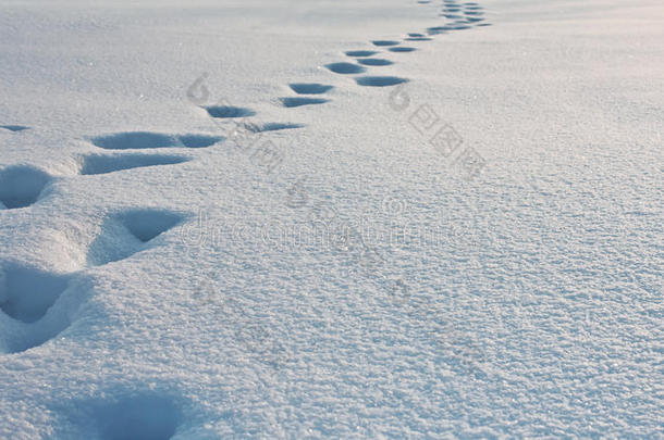 深深的脚印在雪地里，雪堆的纹理背景