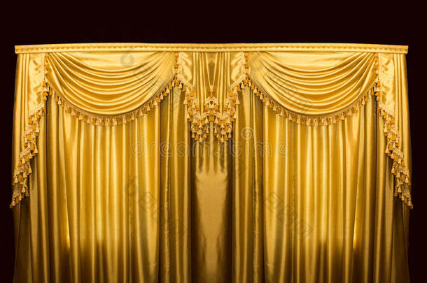 舞台上的金色窗帘