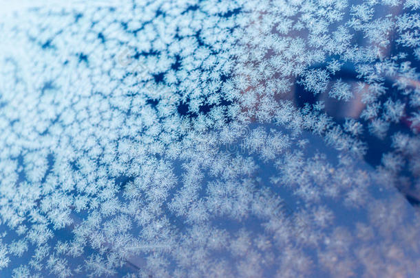 磨砂玻璃与寒冷的冬季雪花图案