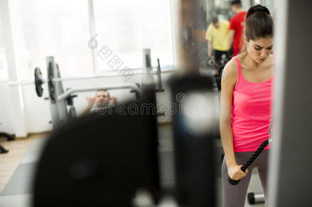 漂亮的年轻女子在健身房训练