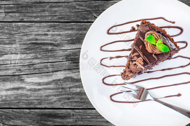 白色盘子上的巧克力自制蛋糕，俯视图