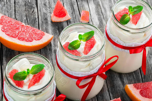 新鲜酸奶与葡萄柚和薄荷在玻璃瓶，健康的饮食概念，特写，宏