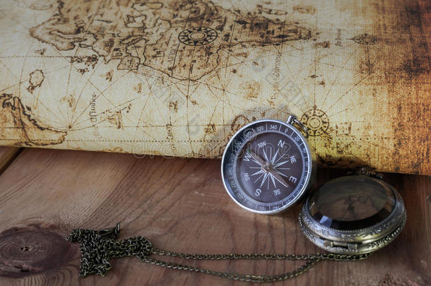 古董地图上的指南针。 复古风格。