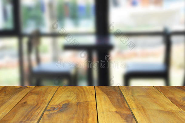 模糊的图像木桌和抽象访客`椅子在办公室。