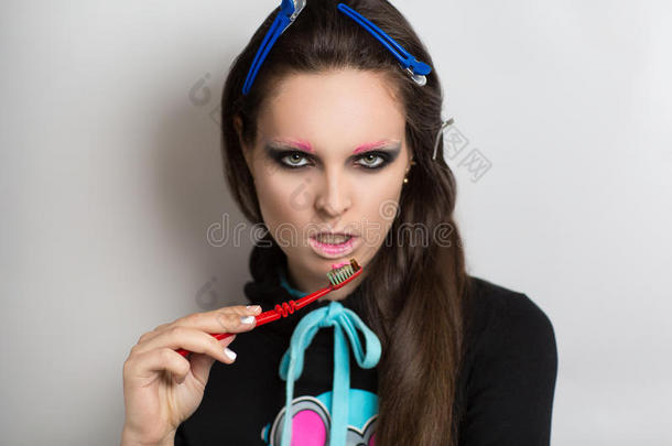 疯狂时尚愤怒的女人用牙刷
