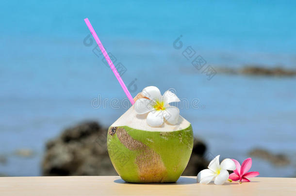 椰子汁在木桌上的海洋背景