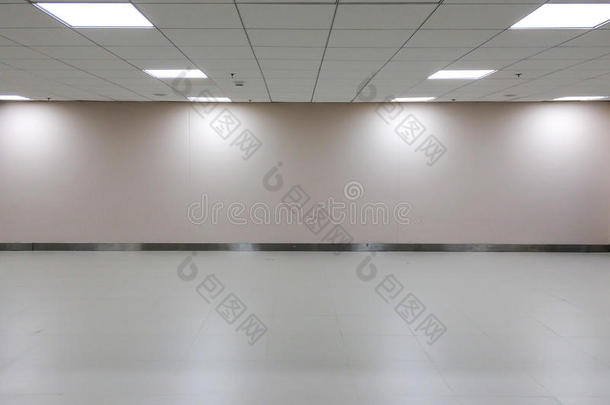 空白的白色房间与天花板灯的画廊内部
