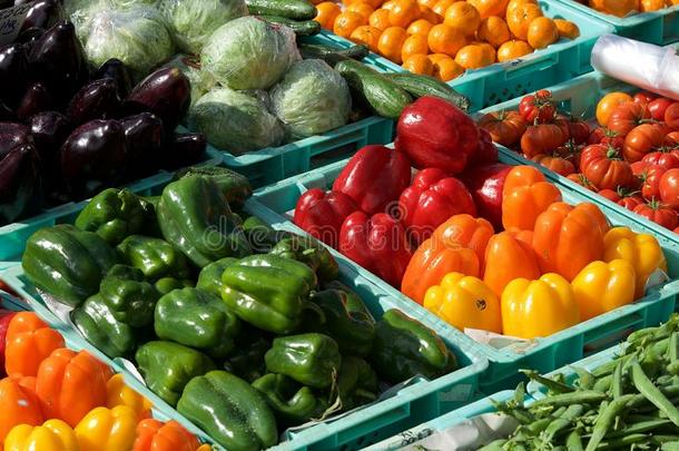 街头市场上五颜六色的蔬菜，蔬菜背景，街头市场。 马尔萨克斯洛克星期日市场，马耳他。 卷心菜，辣椒，a