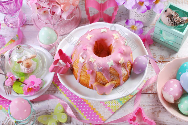 复活节戒指蛋糕与粉红色糖霜和<strong>蝴蝶形状</strong>的糖洒