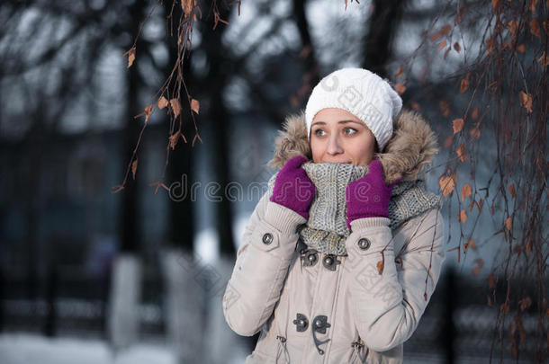 漂亮的金发女孩我冬装。一位身穿白大褂、头戴贝雷帽的时尚模特站在