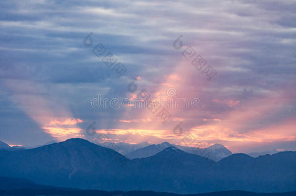 第一缕阳光在深蓝色的早晨阿尔卑斯山上升起