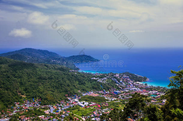 来自泰国高山的蓝海、天空和热带海岸的美丽景观。 普吉岛