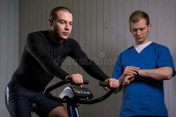 分析运动员自行车身体检查