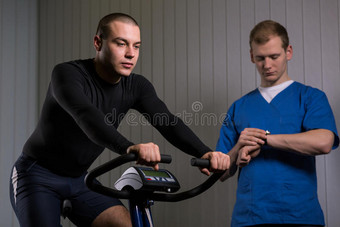 分析运动员自行车身体检查图片