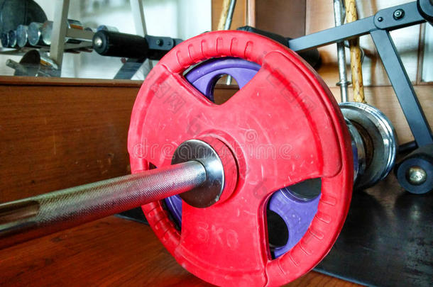 在健身房地板上有红色重量的杠铃