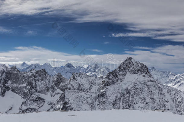 阿尔卑斯山背景蓝色寒冷的法国