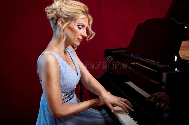美丽的女人音乐家<strong>钢琴音乐</strong>演奏