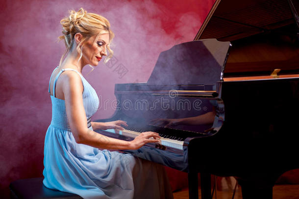 美丽的女人音乐家钢琴音乐演奏