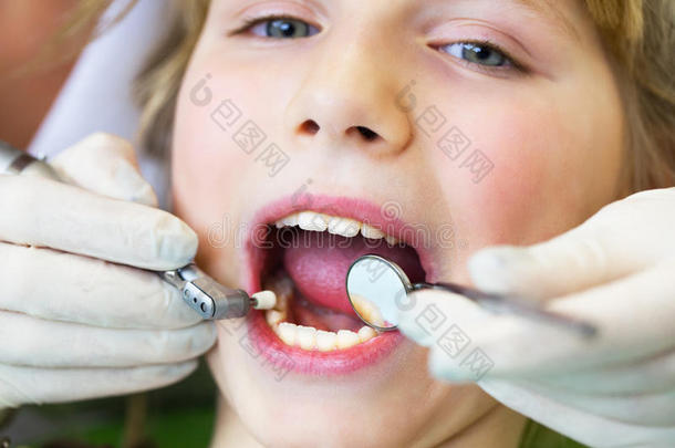 孩子在<strong>牙医</strong>接待处。 在<strong>牙医</strong>那里接待。在<strong>牙医</strong>那里附上一个微笑的小女孩的肖像