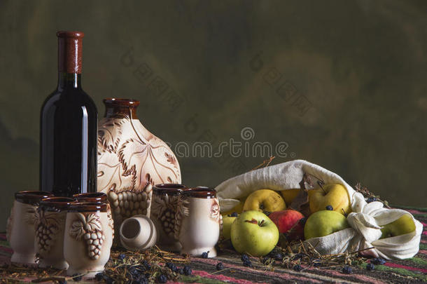 民俗桌，有民族地毯，甜酒，水壶，眼镜，苹果