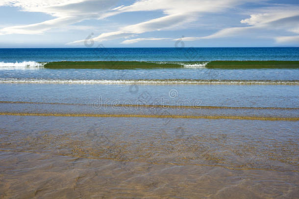 温柔的绿色波浪猛烈地拍打着巴利布尼汪海滩