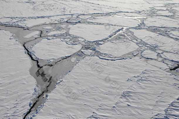 冰冻北冰洋的鸟瞰图