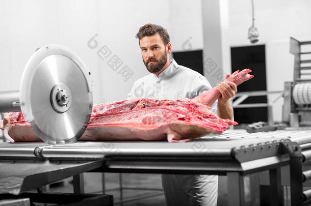屠夫在制造厂切肉