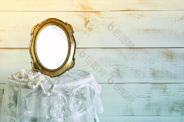 古色古香的空白复古风格框架和优雅的桌子上的白色珍珠。模板，准备放照片。过滤年份