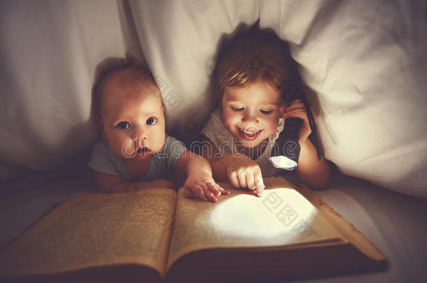 孩子们的兄弟姐妹读了一本书，在b下闪烁着光芒