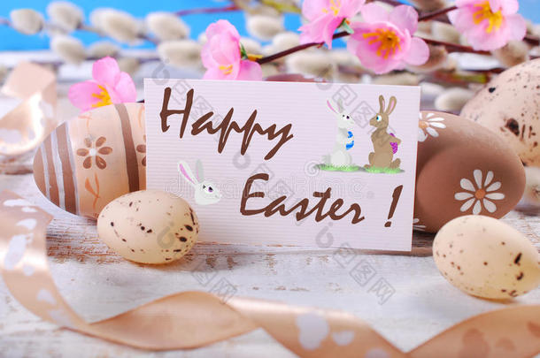 复活节背景与鸡蛋和问候文字在纸卡上